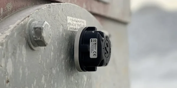 Técnicos analizando datos de monitoreo predictivo en minería