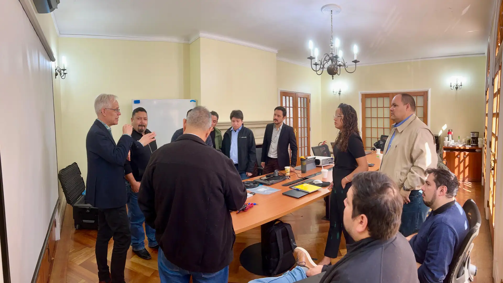 Reunión de equipo en Varitec sobre sostenibilidad en monitoreo de condiciones industrial con enfoque en eficiencia y trazabilidad